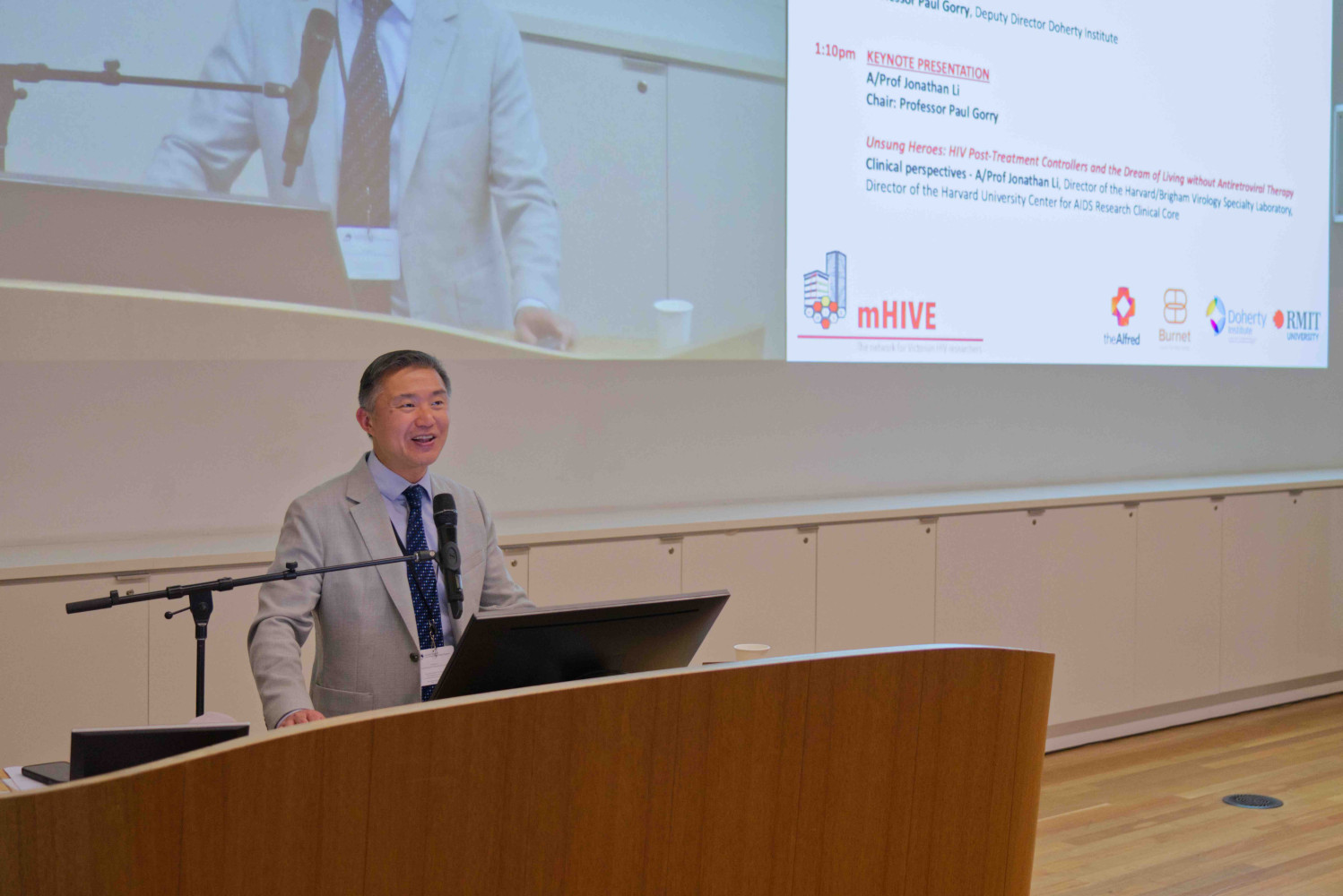 Il professore associato Jonathan Li presenta al simposio della Giornata mondiale contro l'AIDS